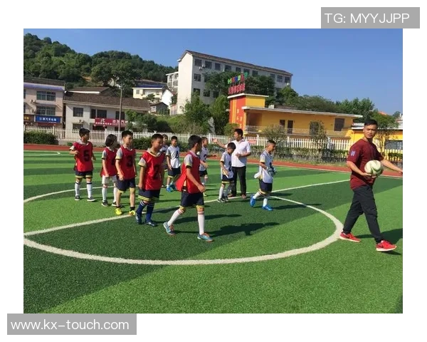 加入我们一起追逐梦想成为足球明星的最佳时机来了快来报名吧